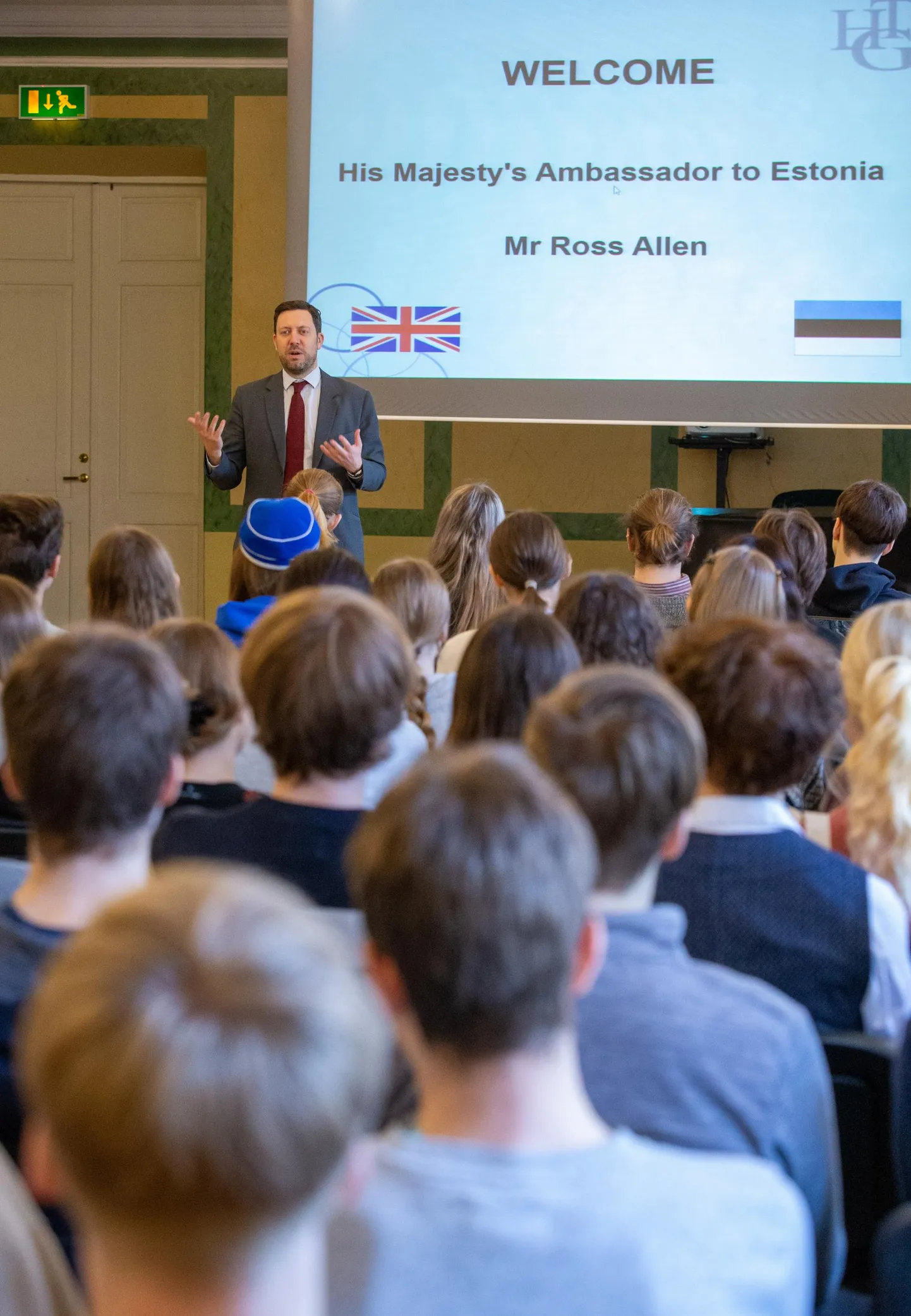 Briti suursaadik Ross Allen rääkis eile Treffneri gümnaasiumi 10. ja 11. klasside õpilastega suursaadikuametist ja iseendast. Eestis on ta õppinud hindama meie saunakultuuri, hakanud tegelema taliujumisega ja kooris laulma. 