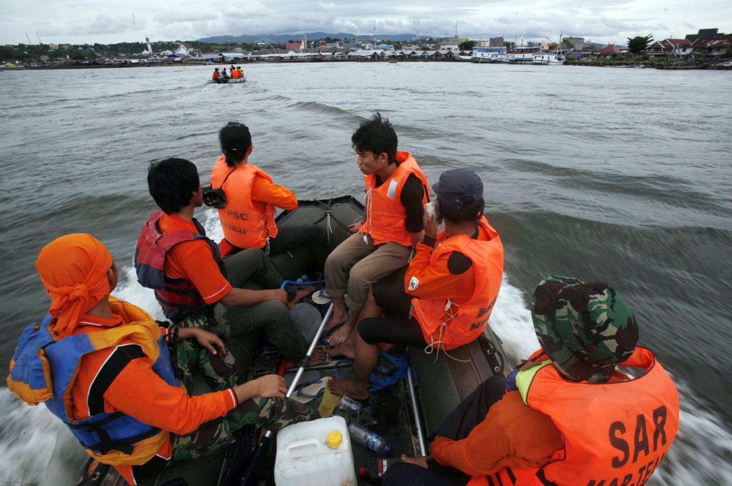 Indonesia päästetöötajad Sulawesi saare lähedal