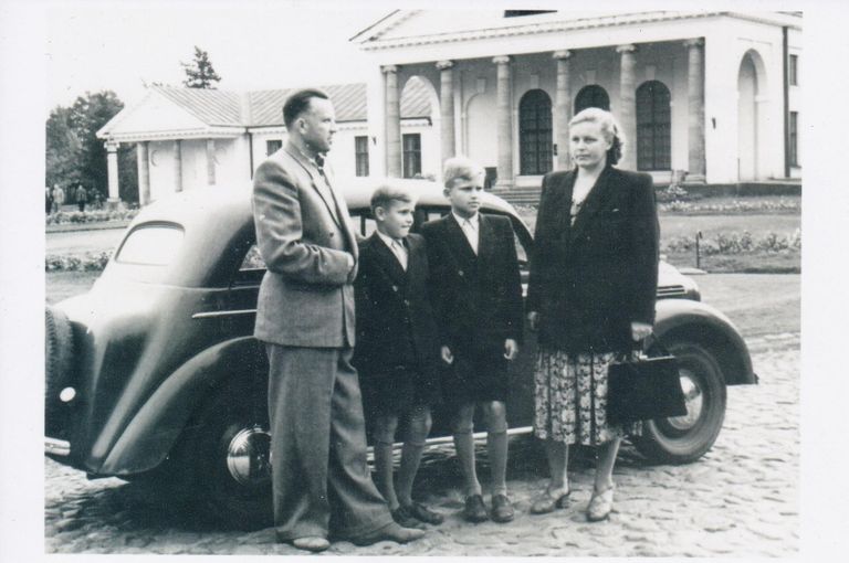 Elmar abikaasa Erna ja lastega (Toomas ja Rein) Pärnus mudaravila ees umbes 1950. aastal