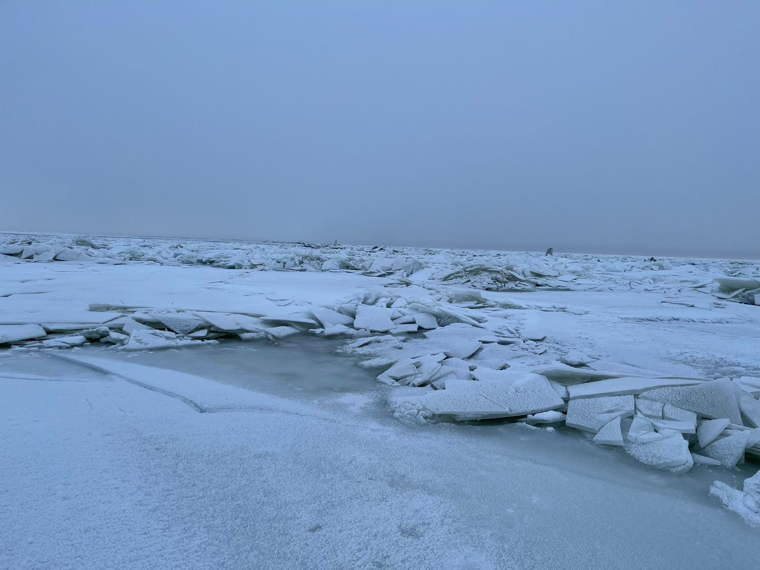 Заледеневший водоем.