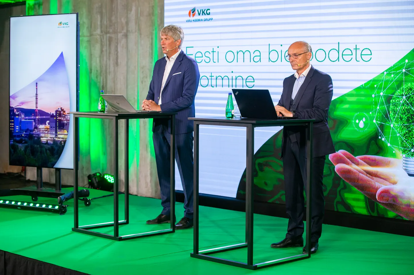 VKG juht Ahti Asmann (vasakul) 2021. aastal tselluloositehase rajamise plaani tutvustamas.