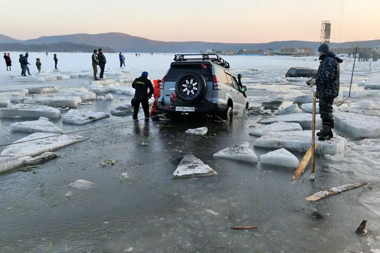 Venemaal Kaug-Idas Vladivostoki lähedal vajusid kalameeste autod läbi jää. Pildil päästetöötajad tõmbamas autot jäisest veest välja.