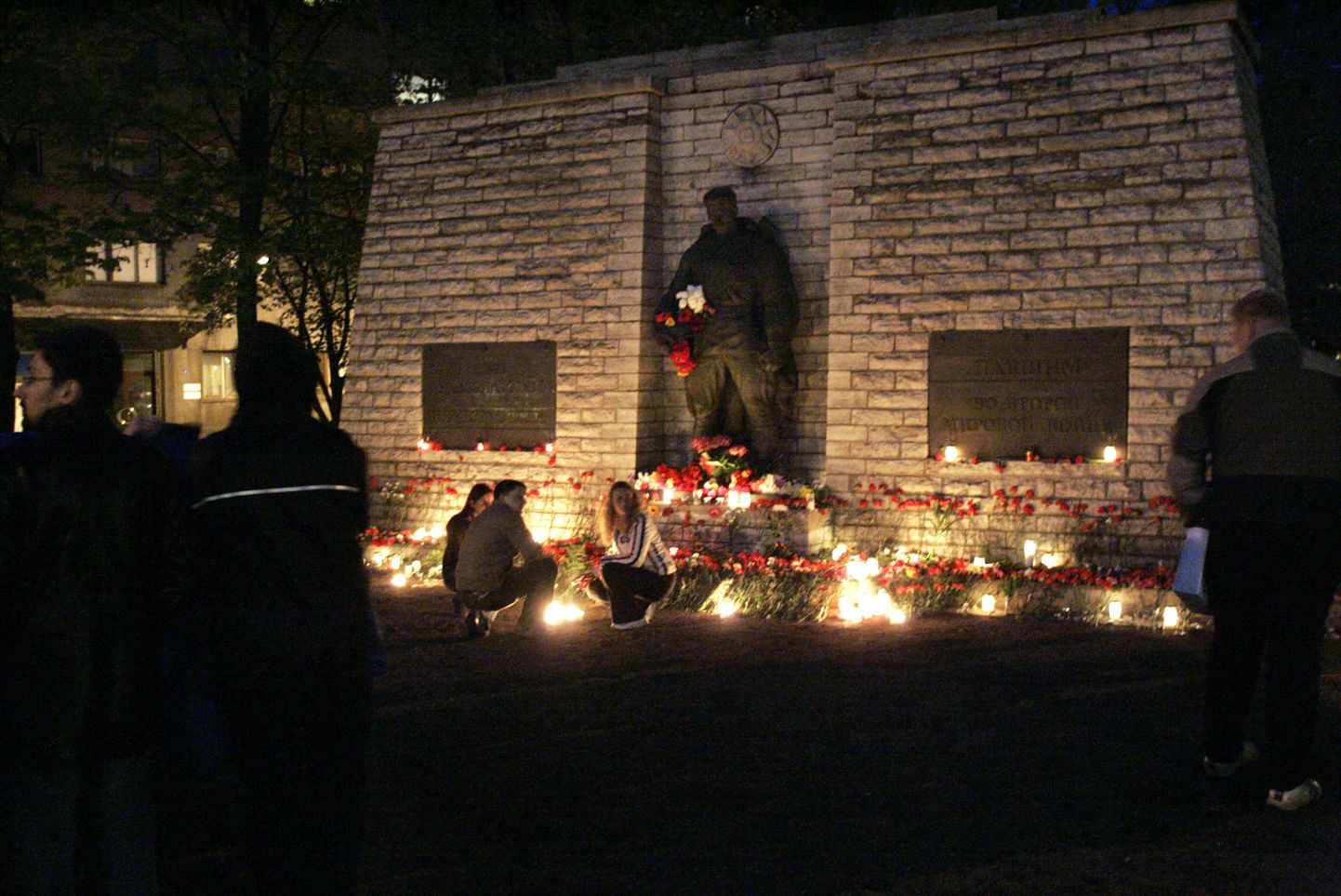 После участившихся актов вандализма, движение русских активистов "Ночной дозор" организавало постоянную охрану монумента на Тынисмяги.