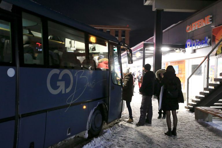 Reisijad Tartu bussijaamas.