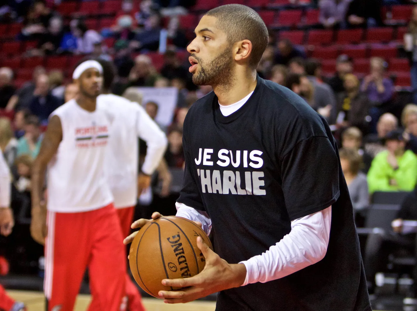 Nicolas Batum tulistamisohvrite mälestamiseks mõeldud särgiga.