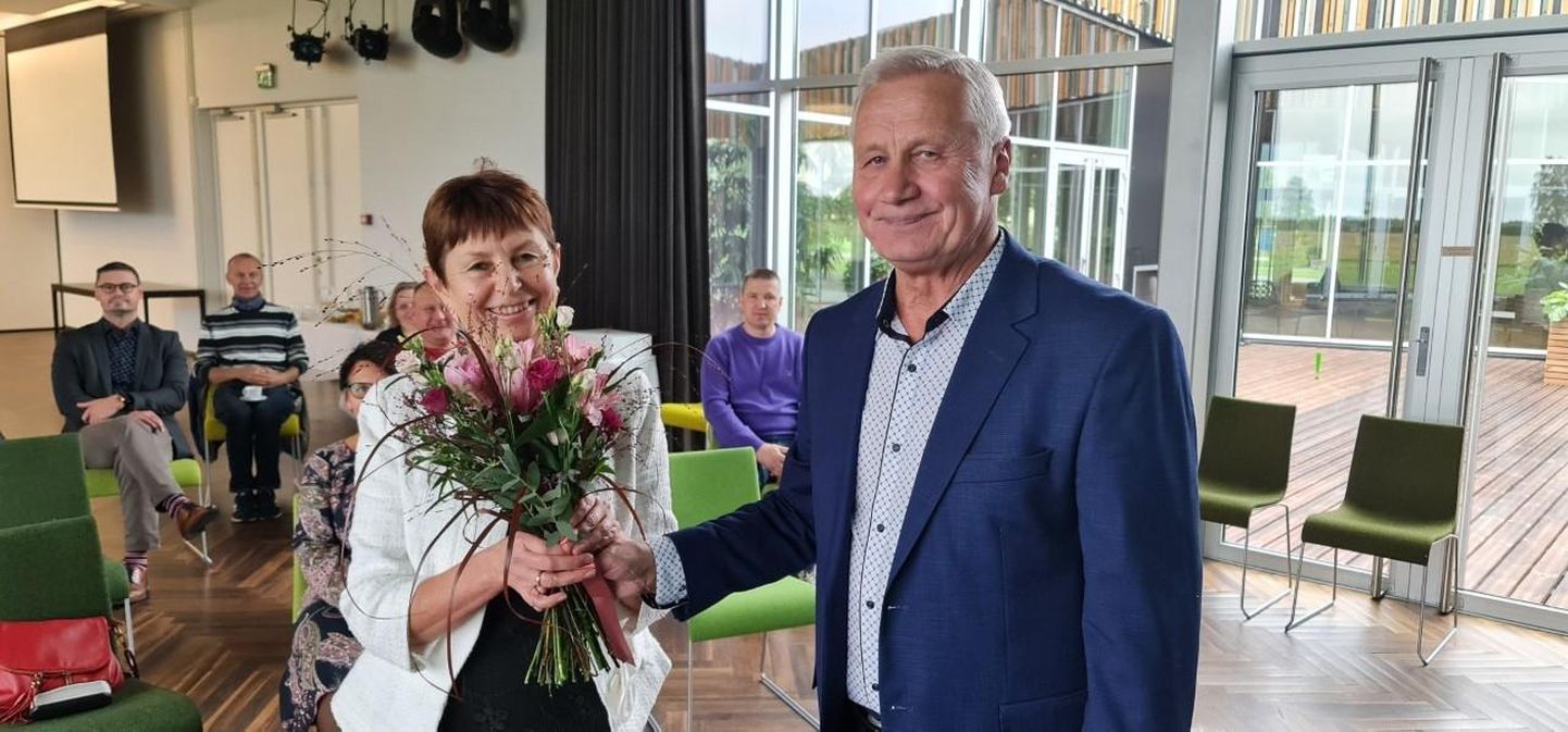 Viimatisel Rakvere vallavolikogu koosolekul kingiti teenekale rahvaesindajale Rita Uuetalule lillekimp ja tänati teda suure töö eest.