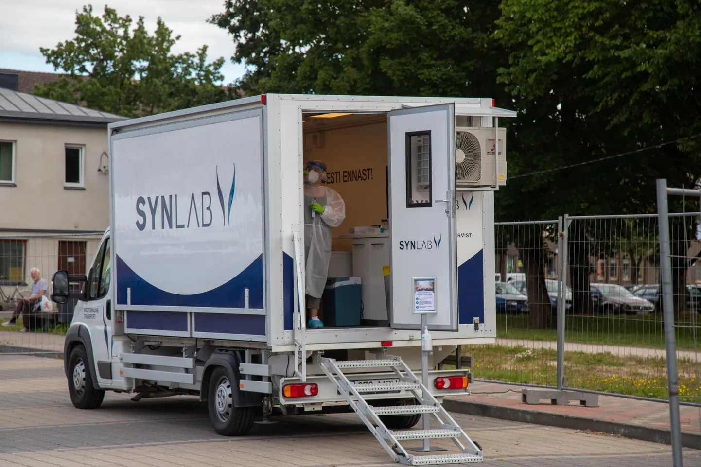 Viljandi koroonaviiruse testimispunkt turuplatsil, kuhu pääseb perearsti saatekirjaga.
