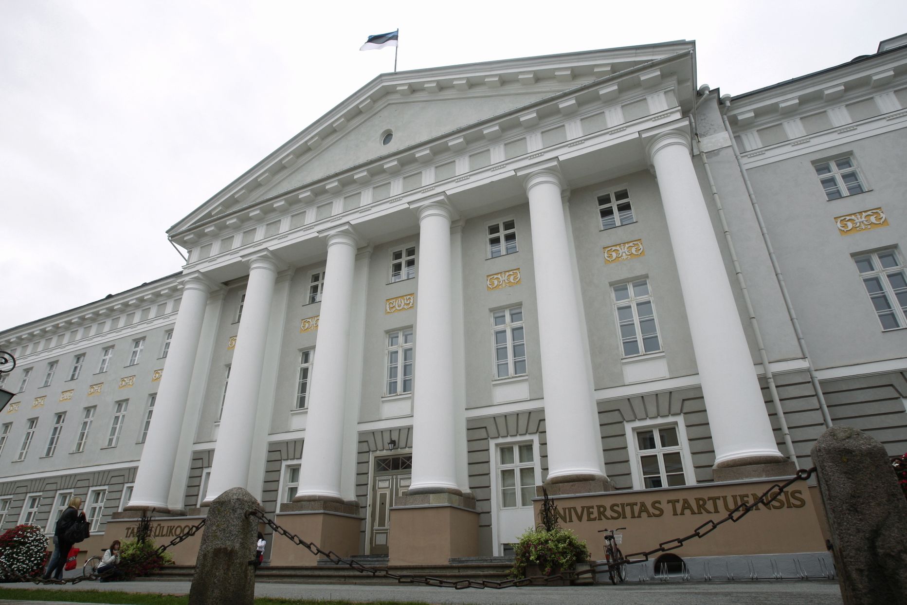 Eestis tuntakse Rootsi kuningat hariduselu edendajana ning eelkõige Tartu Ülikooli asutajana.
