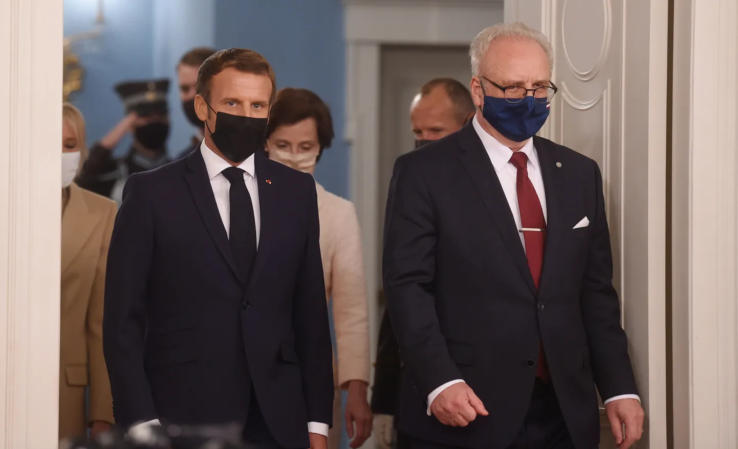 Francijas prezidents Emanuels Makrons (no kreisās) un Latvijas prezidents Egils Levits ierodas Rīgas pilī pēc svinīgās sagaidīšanas ceremonijas.