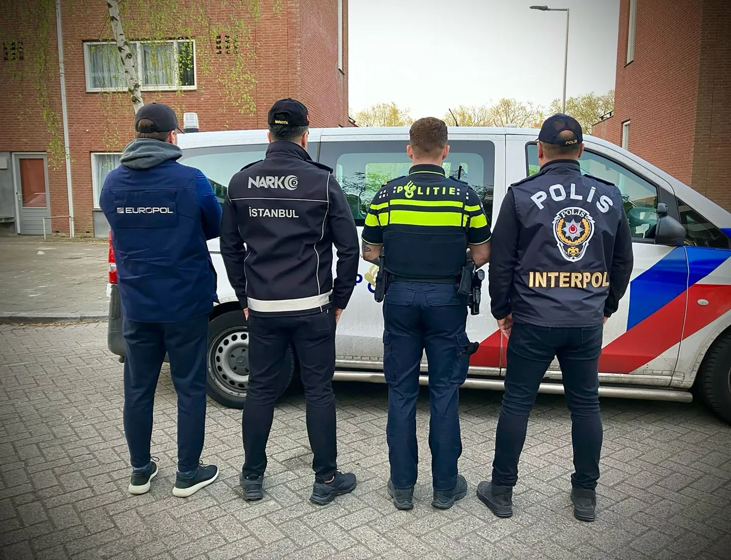 Hollandi politsei 15. aprillil avaldatud fotol on erinevate kuritegevusega võitlevate politseijõudude esindajad (Europol, Istanbuli politsei narkovastase võitluse üksus, Hollandi politsei ja Interpoli Türgi haru).