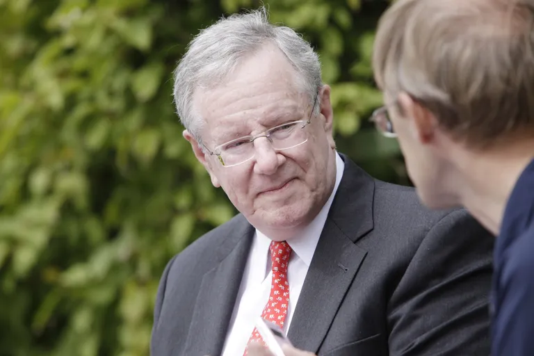 Priit Pullerits usutlemas viis suve tagasi Tallinnas Kadriorus pargipingil Ameerika Ühendriikide suurärimeest Steve Forbesi. / PEETER LANGOVITS