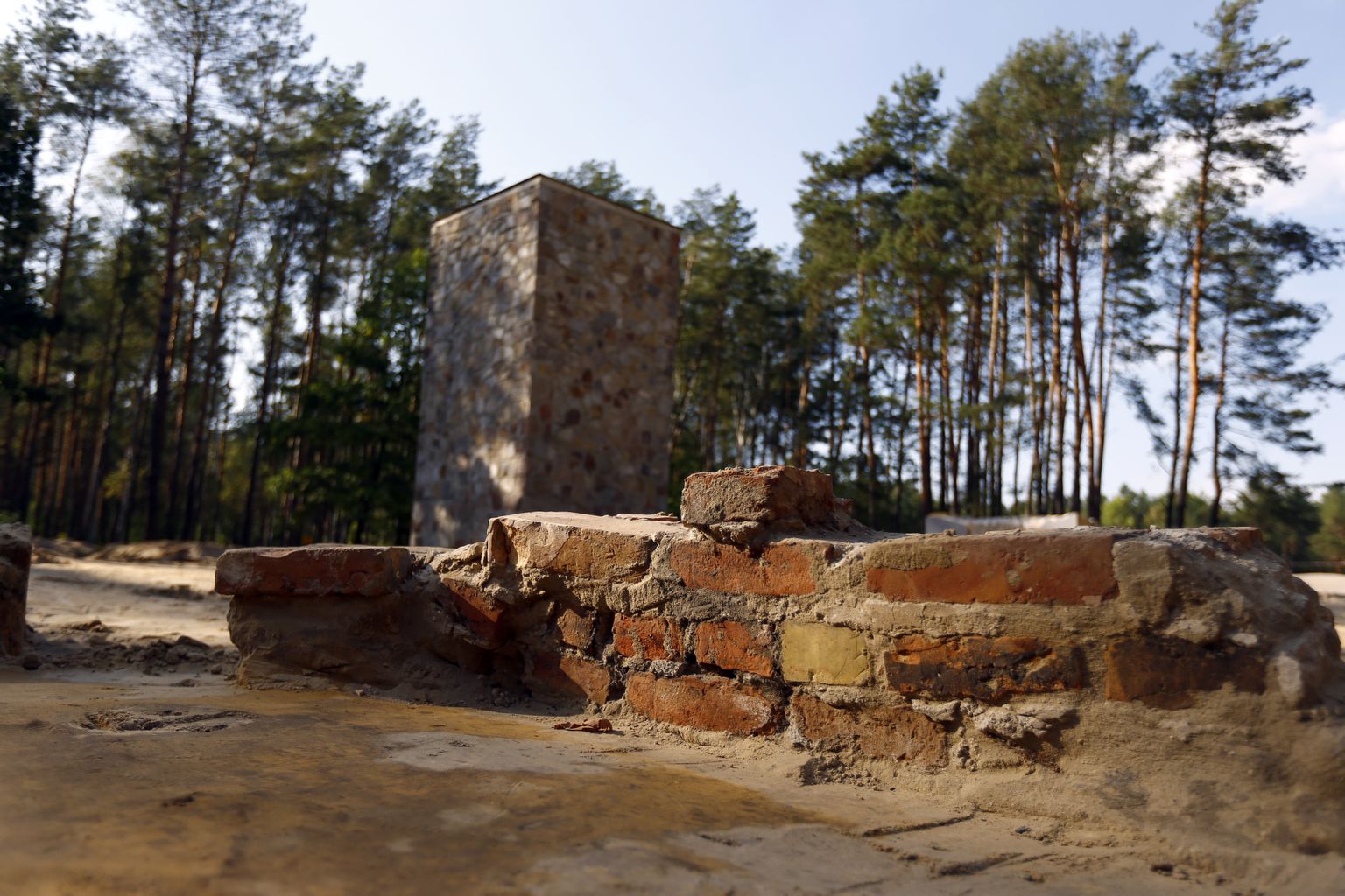 Natside poolt okupeeritud Poolas oli Sobibori koonduslaager, mida on alates 2007. aastast välja kaevatud. Pildil gaasikambri jäänused