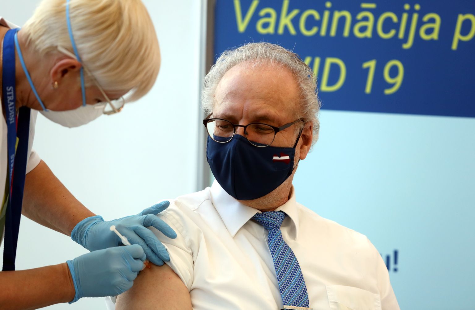 Valsts prezidents Egils Levits saņem "Astra Zeneca" vakcīnas pret Covid-19 pirmo devu Paula Stradiņa klīniskajā universitātes slimnīcā.