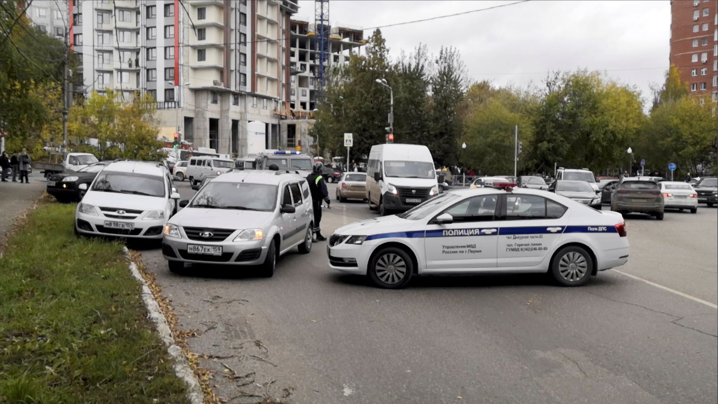 Politsei Venemaa Permi ülikooli juures, kus relvastatud isik tule avas