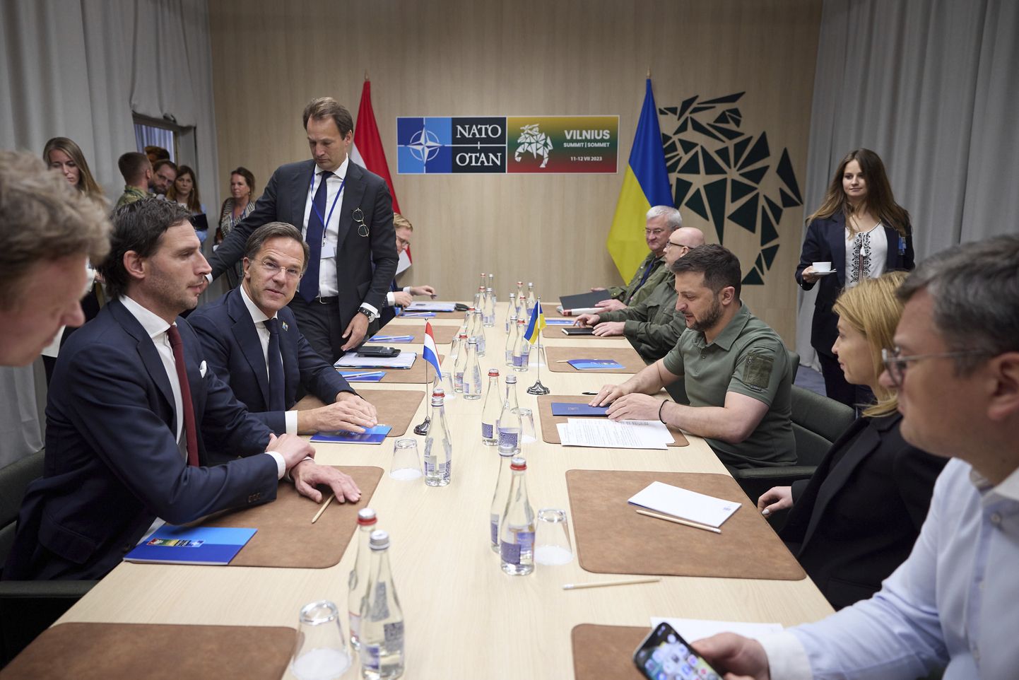 Ukraina president Volodõmõr Zelenskõi (paremal) ja Hollandi peaminister Mark Rutte (vaatab kaamerasse) kohtusid 12. juulil Leedus Vilniuses NATO tippkohtumise raames