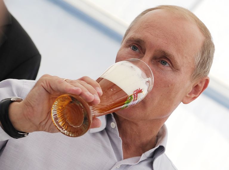 Путин пьет Пиво на встрече с иностранными участниками проекта «Северный поток», Выборг, Ленинградская область, Россия, 2009 год.
