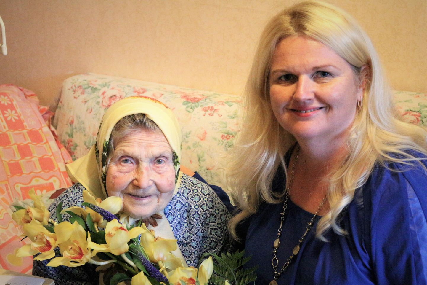 Räpina elanik Aleksandra Kirpitšova tähistas 100 aasta juubelit. Pildil koos Räpina vallavanema Enel Liiniga.