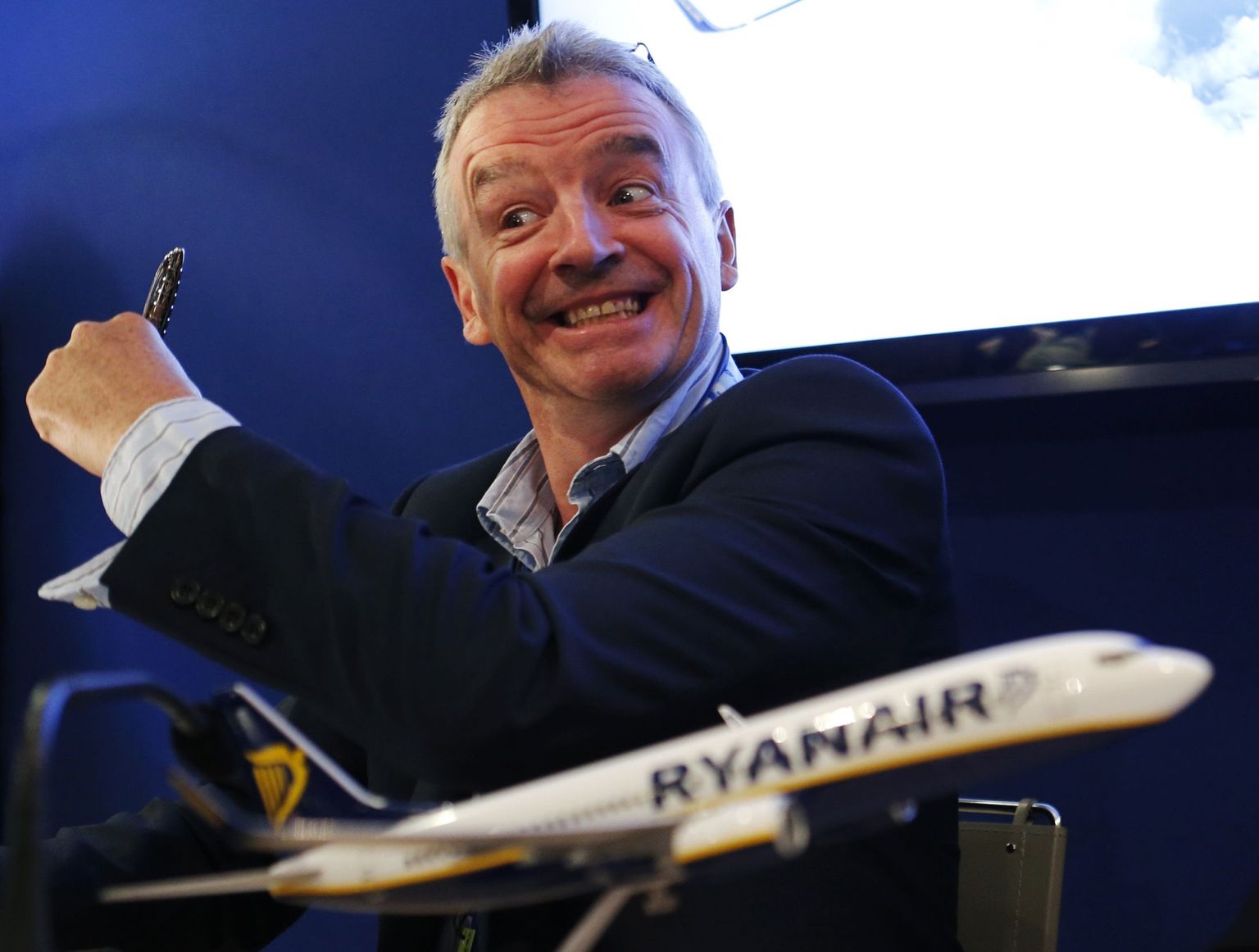 Ryanair'i juht Michael O'Leary lubas aktsionäridele, et nad hakkavad kliente paremini kohtlema.
