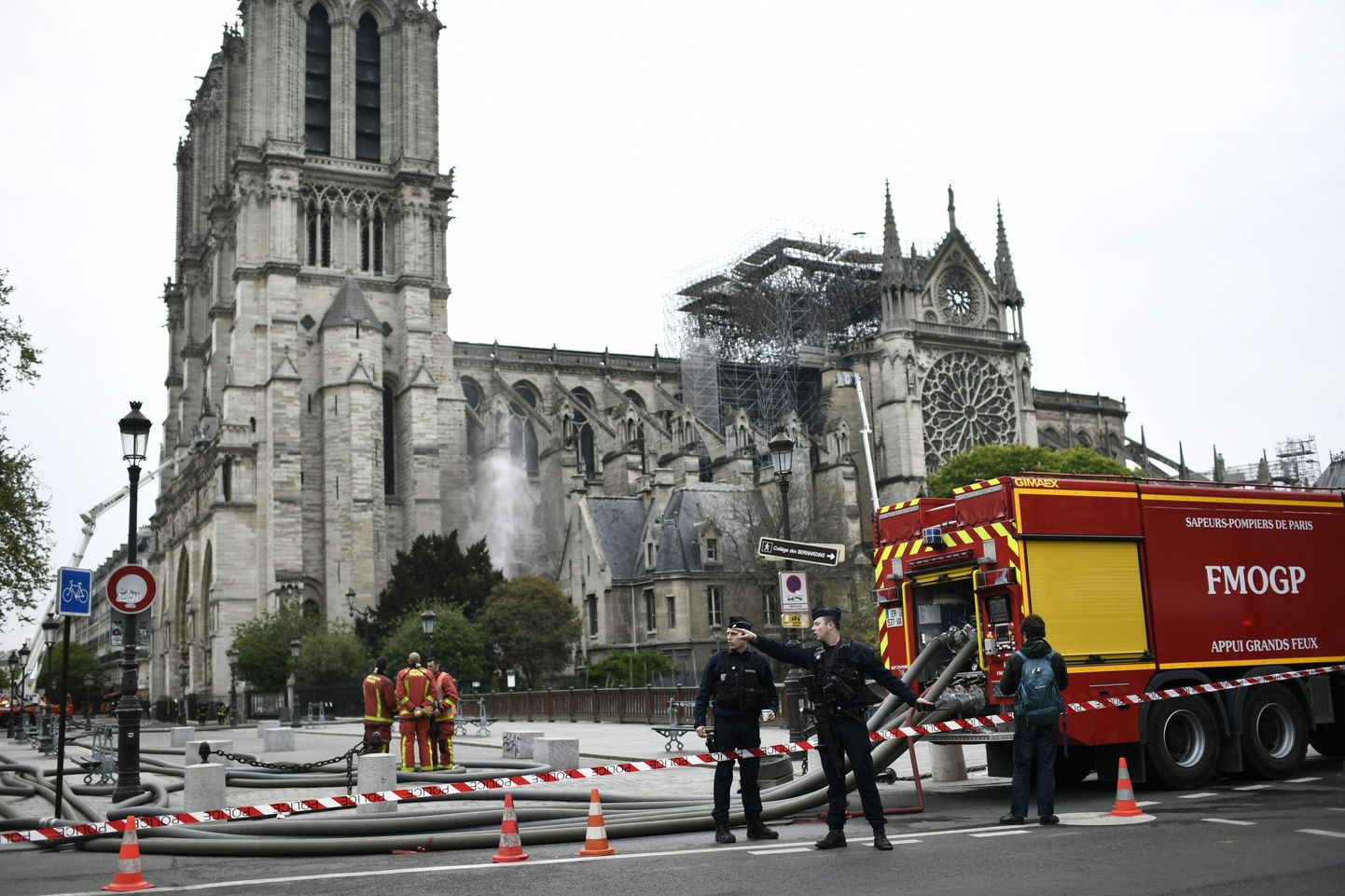 Tuletõrjujad Pariisi Jumalaema kiriku juures.