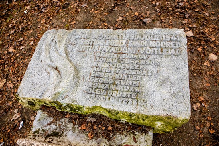 Мемориальный камень, посвященный истребительным батальонам, уже был снесен активистами в 2020 году.
