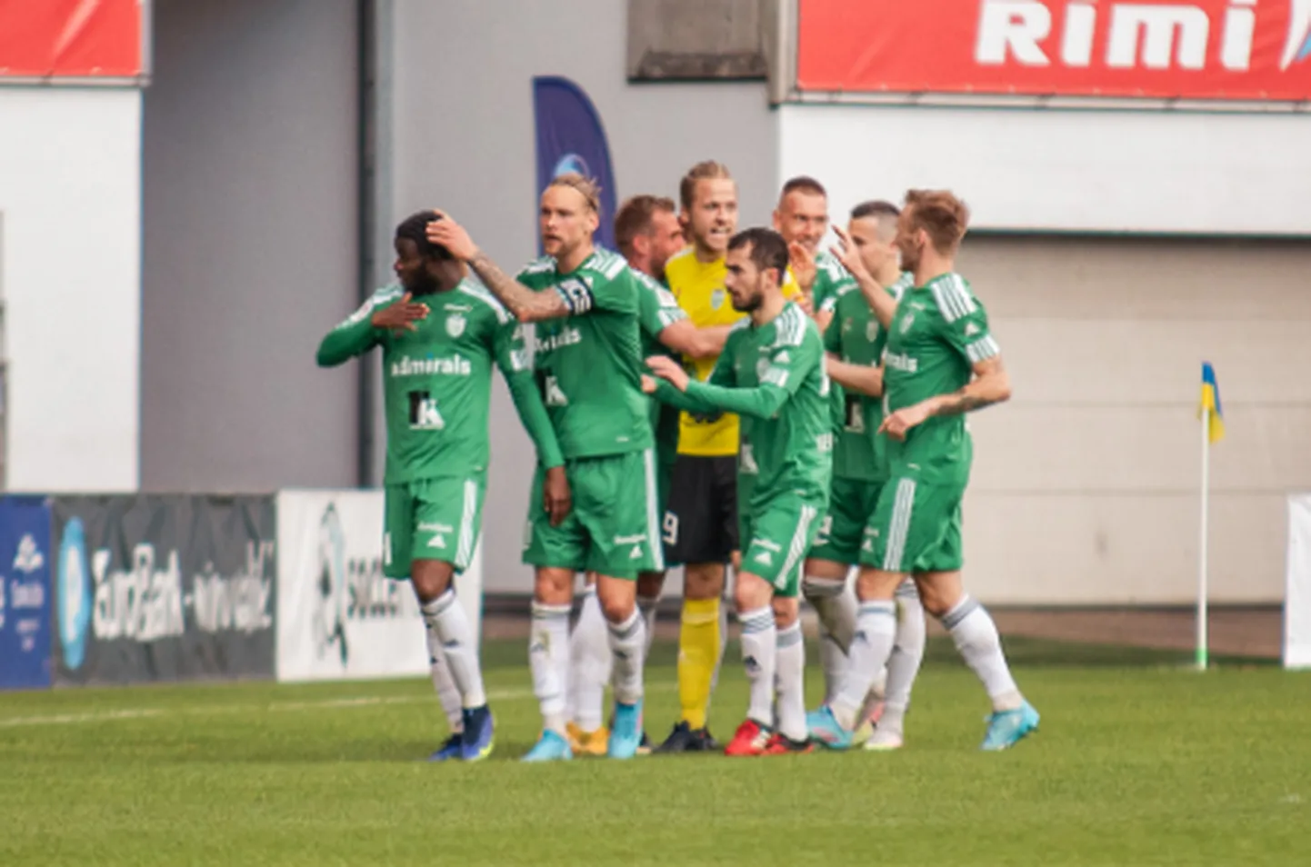 Levadia meeskond õnnitleb Ernest Agyirit (vasakul).