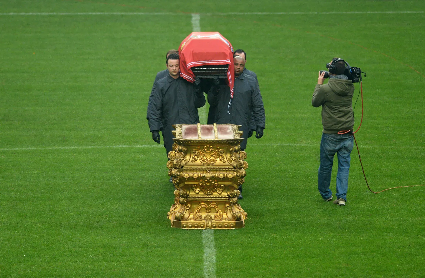 Kümned tuhanded jalgpallifännid kogunesid täna Lisaaboni Benfica staadionile, et saata viimsele teekonnale Portugali jalgpallilegend Eusebio. Portugalis kuulutati pärast 71-aastase jalgpallilegendi surma välja kolmepäevane lein. Eusebiot peetakse Portugali esimeseks ja suurimaks jalgpallistaariks. Eusebio pidas Portugali koondise eest 64 kohtumist ja lõi 41 väravat. Eusebio maeti Lissaboni põhjaosas asuvale surnuaiale.
