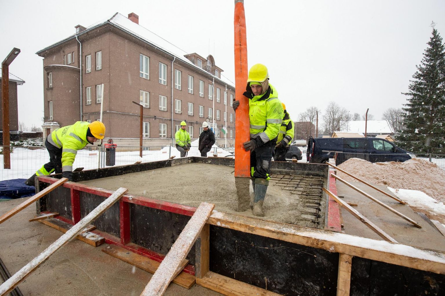 Töömehed valasid teisipäeval vabadussõja monumendi vundamendi tarvis viimased kantmeetrid betooni.