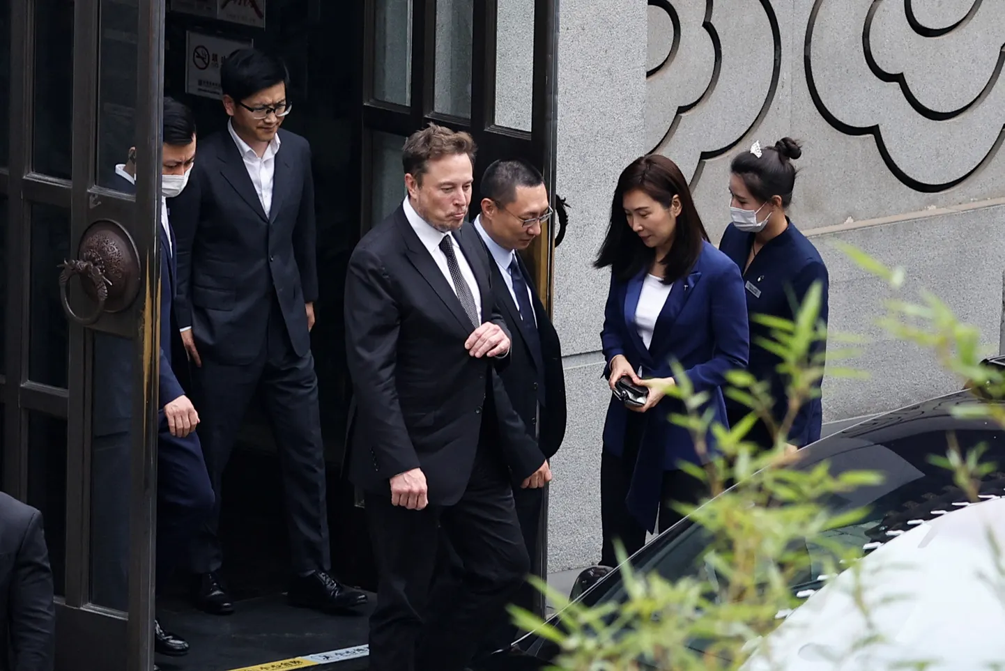 Elon Musk (keskel) Hiina visiidil.