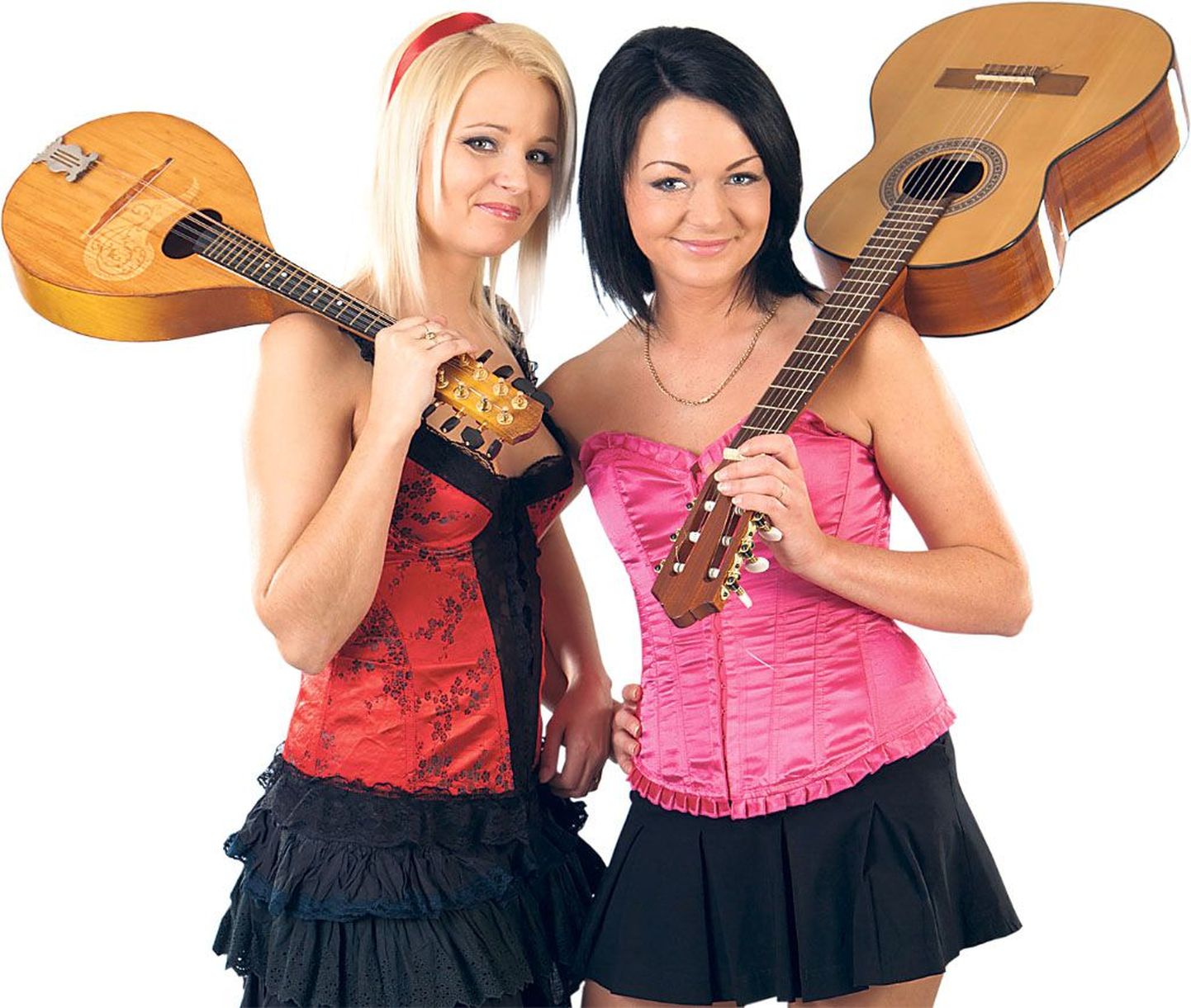 Ciizud Kirsika Soomeri ja Regina Salumäe esitavad kontsertidel ainult head eesti tantsumuusikat.