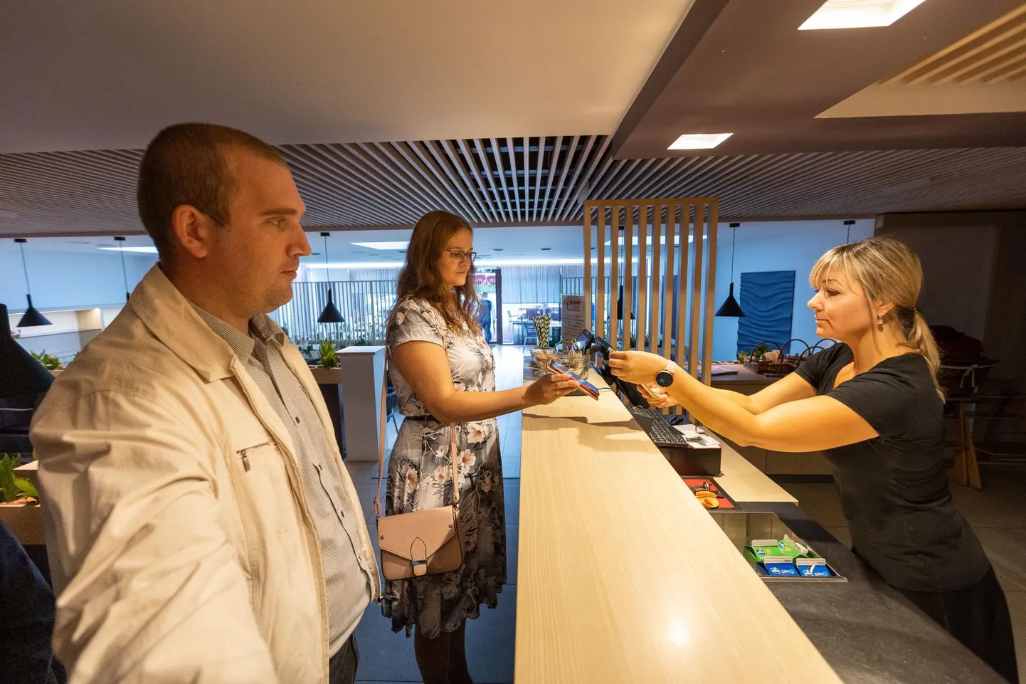 Mäos Sämmi Grillis söömas käinud Kristil ja Meelisel oli vaktsineerimistõend ette näidata ja seejärel said nad asuda kohe menüüst roogi valima.