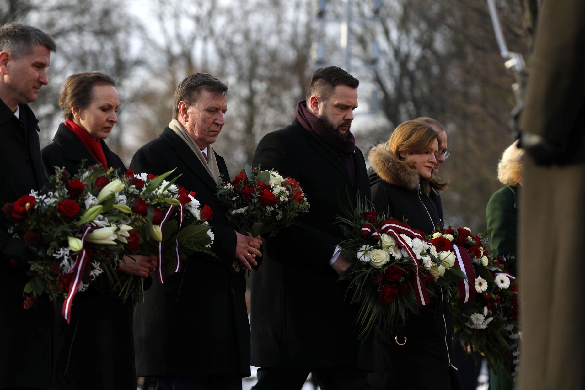 Vides aizsardzības un reģionālās attīstības ministrs Māris Sprindžuks (no kreisās), veselības ministre Līga Menģelsone, iekšlietu ministrs Māris Kučinskis, satiksmes ministrs Jānis Vitenbergs un Saeimas priekšsēdētāja biedre Zanda Kalniņa-Lukaševica piedalās svinīgajā ziedu nolikšanas ceremonijā pie Brīvības pieminekļa, pieminot 1991. gada barikādes.