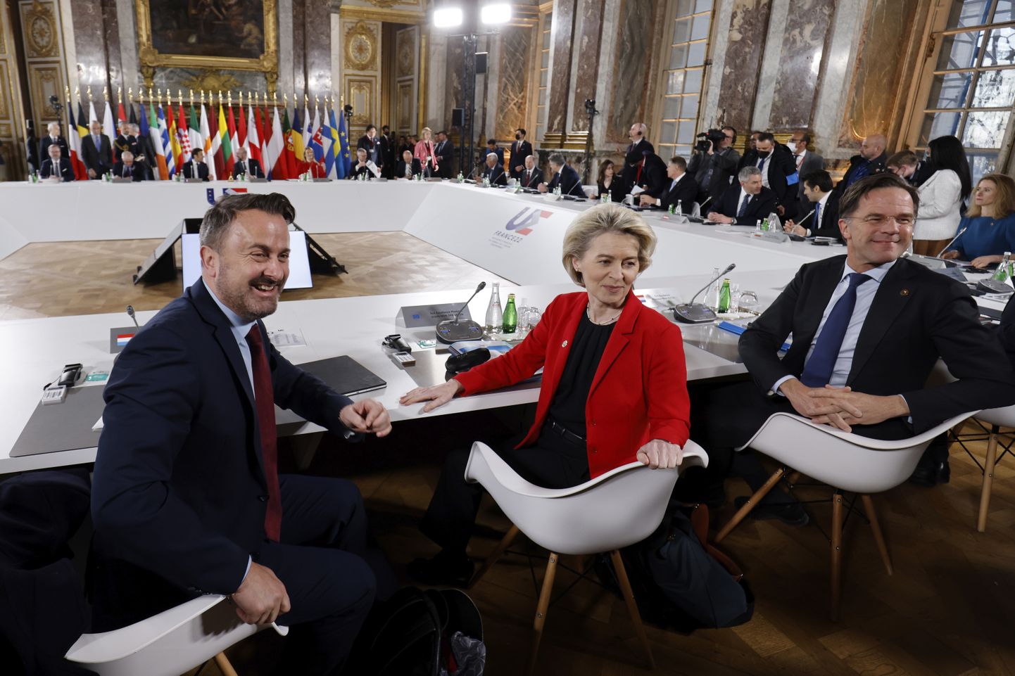 Euroopa Komisjoni president Ursula von der Leyen (keskel) koos Luksemburgi peaministri Xavier Betteli (vasakul) ja Hollandi peaministri Mark Ruttega eile Pariisi kandis Versailles'i palees tippkohtumist nautimas.