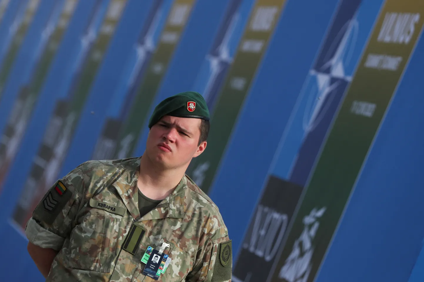 Leedu sõjaväelane valves Vilniuse NATO tippkohtumise juures.