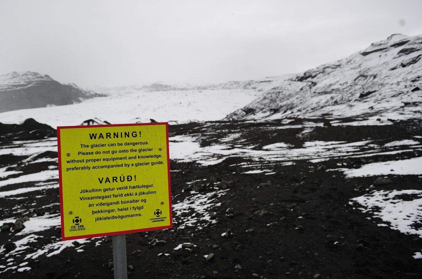 Lõuna-Islandil asuv Katla vulkaan on 2010. aasta aprillis ootamatult purskama hakanud Eyjafjallajökullist kümmekond korda võimsam, sestap ka mitmekeelne hoiatus.