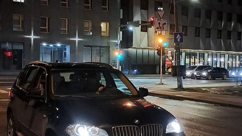 LUGEJA FOTO ⟩ Hiina saatkonna ülevaatuseta auto käitus Tallinna liikluses eriti veidralt