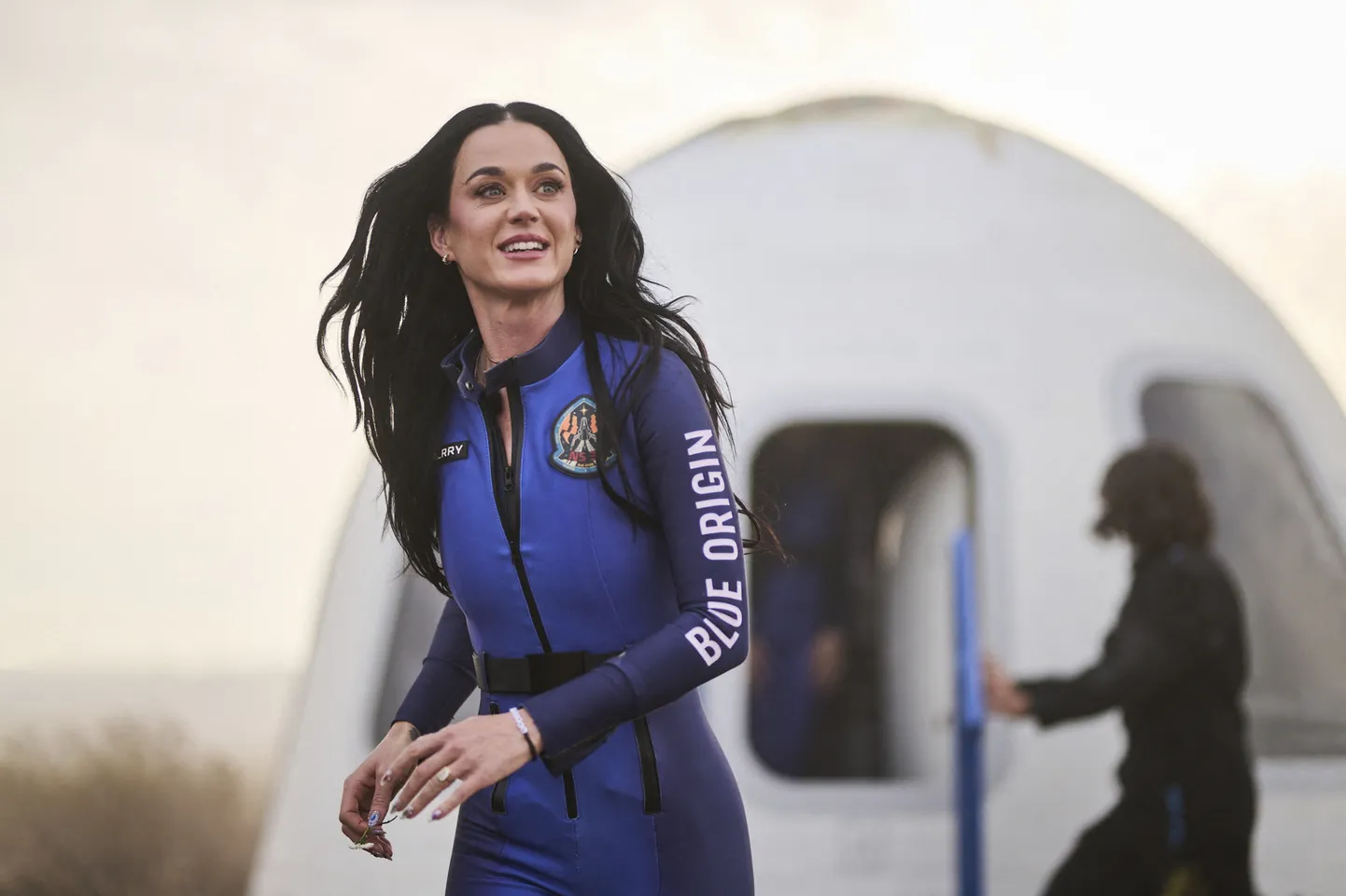 Laulja Katy Perry lennutati esmaspäeval kosmosesse.