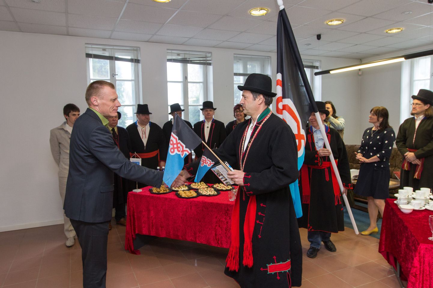 Mulgi lipud andis esmaspäeval toimunud Mulgi kultuuri instituudi kontori avamisel Valga maavanemale Margus Lepikule (vasakul) üle mulkide vanem, Tarvastu vallavanem Alar Karu.