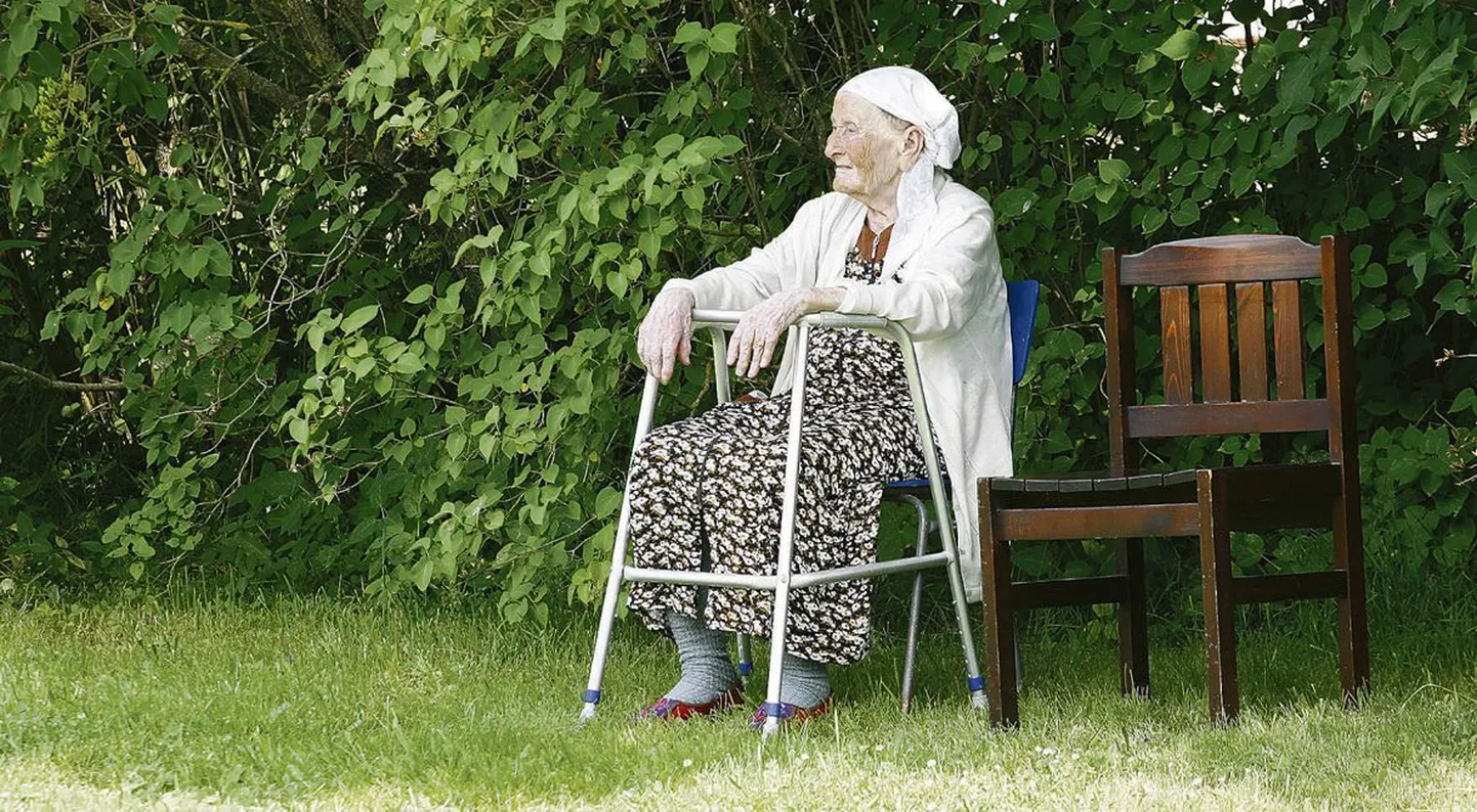 Leeli talu sirelipõõsaste alt varju otsiva 93-aastase Liine Vainiku kõrval ei olnud kohta sisse võtmas kedagi. Samasugune olukord valitseb põllumajanduses: noori tegutseb selles sektoris vähe.