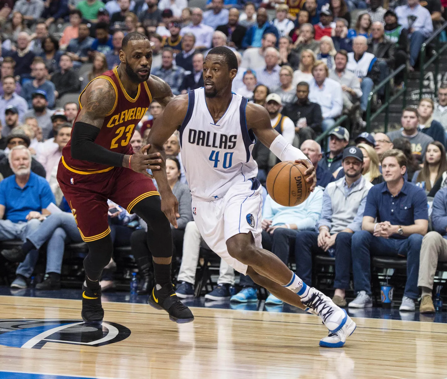 LeBron James (vasakul) ei suutnud seekord Harrison Barnesi ja Dallas Mavericksi vastu saada.