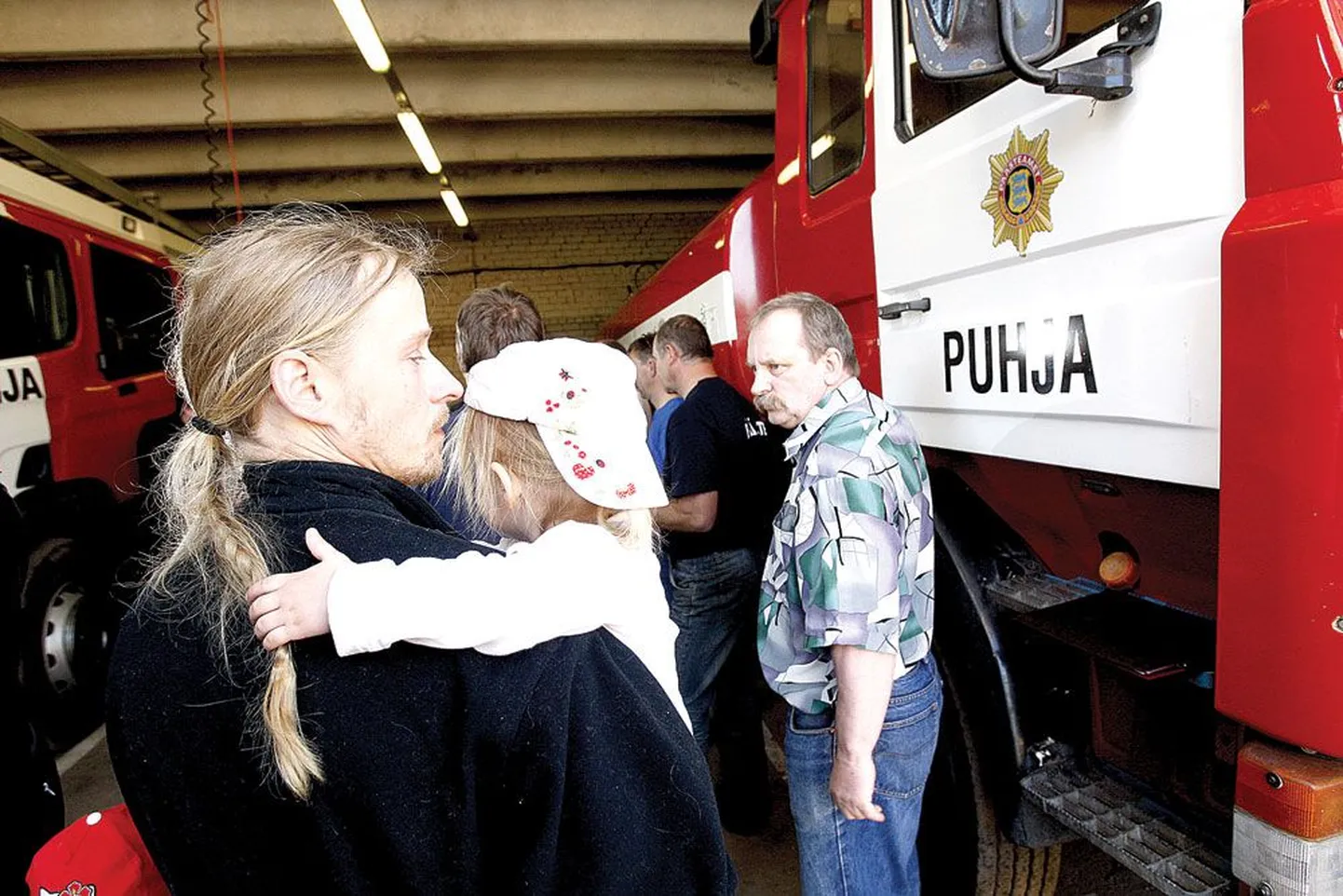 Puhja päästekomandos töötanud päästja Andri Kirs tuli eile komando viimast vahetust lõpetama tütre Emilyga (2). Nukral päeval oli kohal ka aastatel 1997–2008 komando pealikuna töötanud Gennadi Leppik.