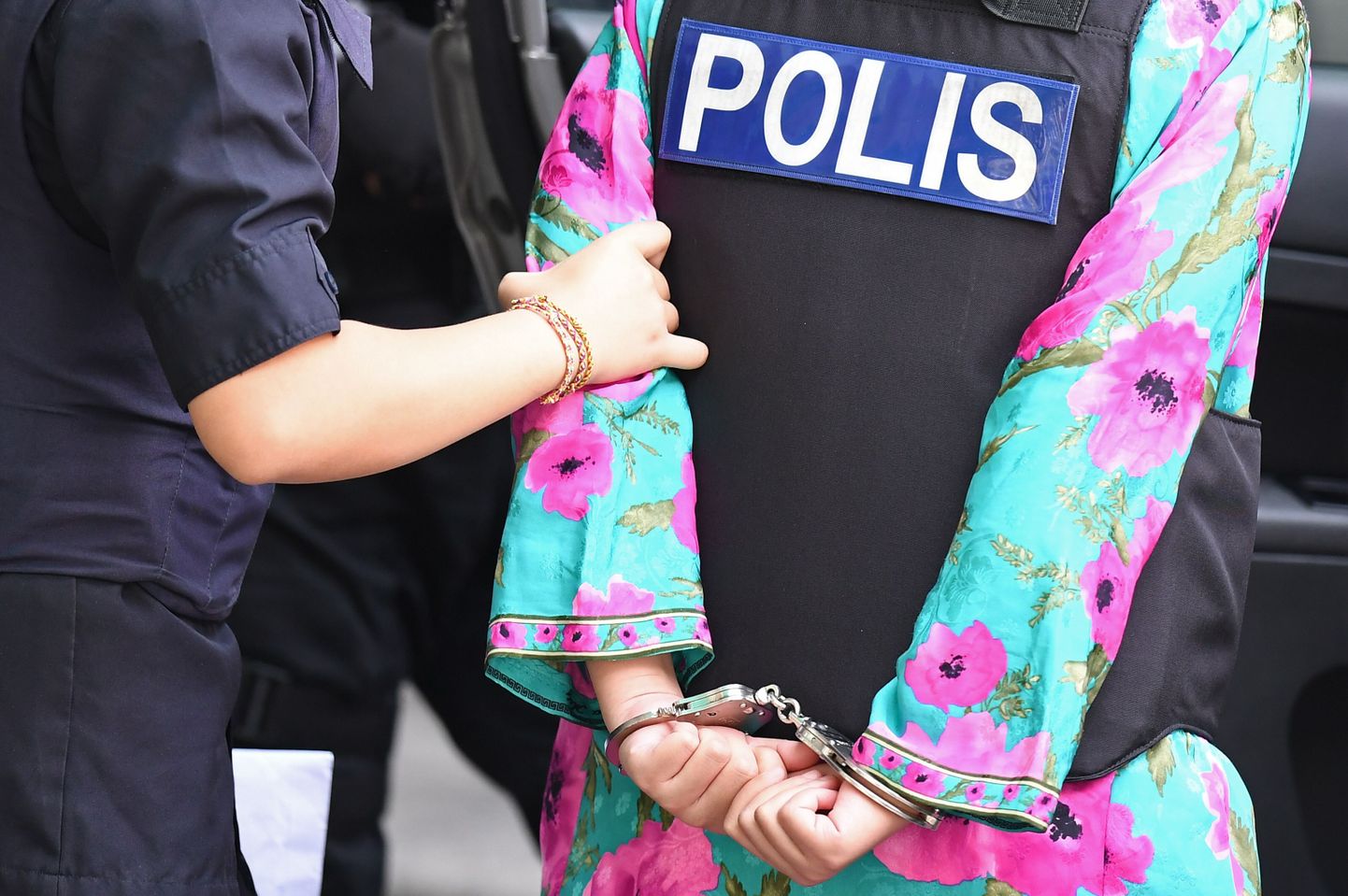 Malaisia politsei arreteerituga. Pilt on illustreeriv