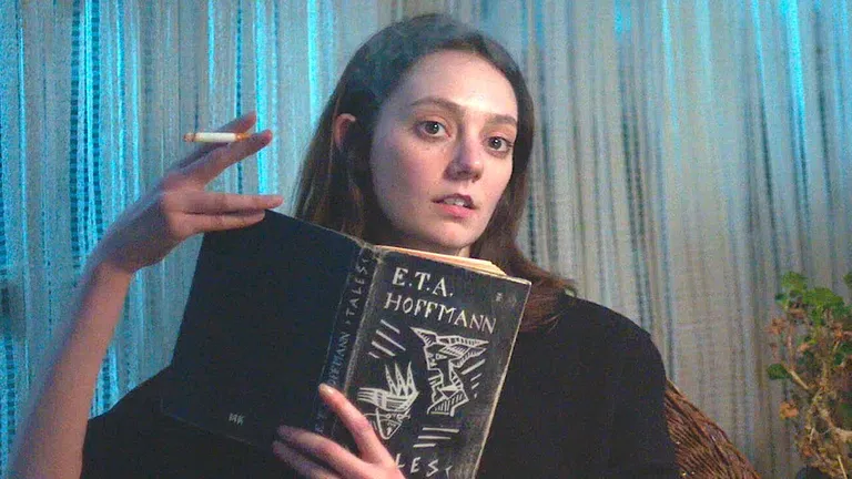 Мария (Таня Рейнолдс), дочь торговца, еще не знающая, что отец совершил нечто, за что она расплатится всем.