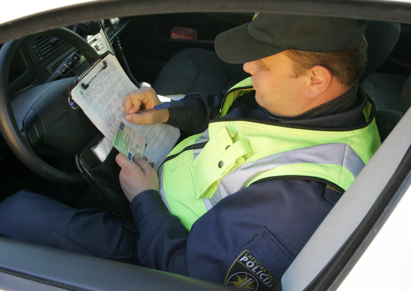 Satiksmes drošības kampaņas „Redzi jostu – sprādzējies!“ ietvaros organizētā reida laikā ceļu policists sastāda protokolu autovadītājam, kas nav lietojis drošības jostu.