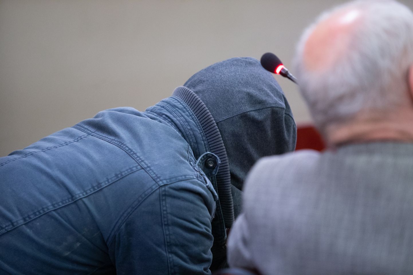 В зале суда гражданин Литвы скрывал лицо капюшоном.