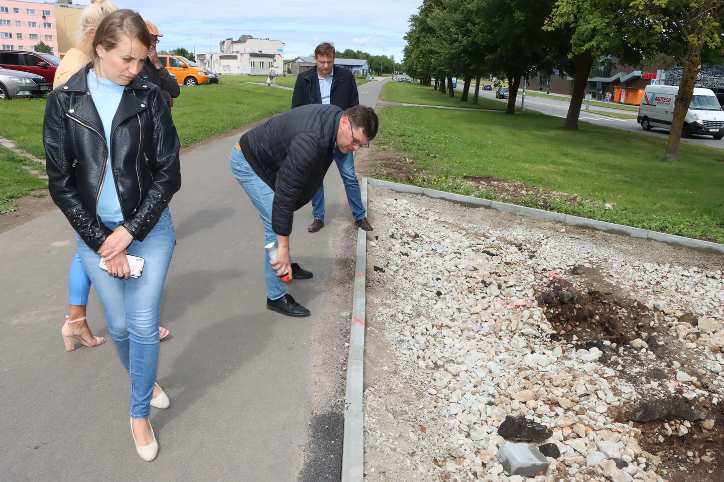 Ahtme promenaadi kontrollimas käinud ametnikud märgistasid ära kõik avastatud puudused.