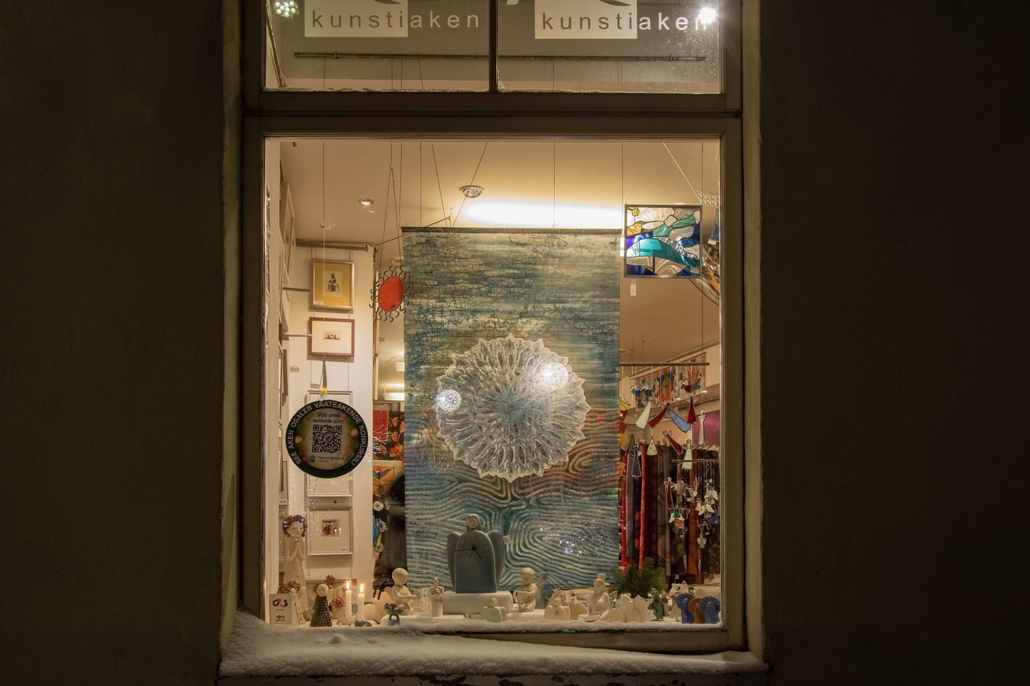 Кесклиннаская районная управа призывает украшать витрины магазинов к Рождеству.