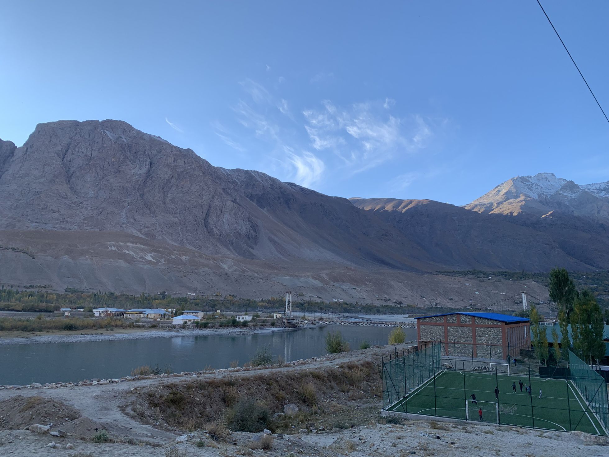 Panji jõgi Tadžikistani poolelt vaadatuna. Kauguses on näga Pamiri silda. Silma teritades võib näha ka, et Afganistani poolel on silla tippu heisatud valge Talibani lipp.