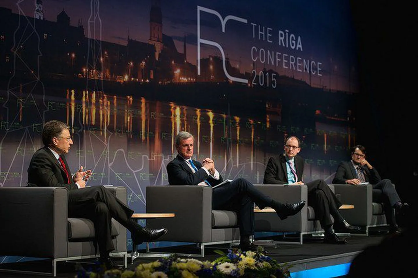 Kurt Volker, Richard Shirref, Patrick Keller ja Jānis Garisons arutelus teemal «NATO globaalse stabiilsuse kaitsel».