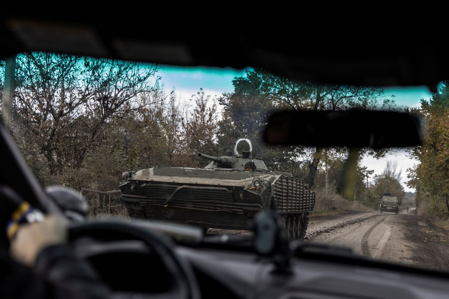 Ukraina sõdur sõitmas soomukiga BMP-1 Donestki oblastis Avdijivka linnas 17. oktoobril 2023.