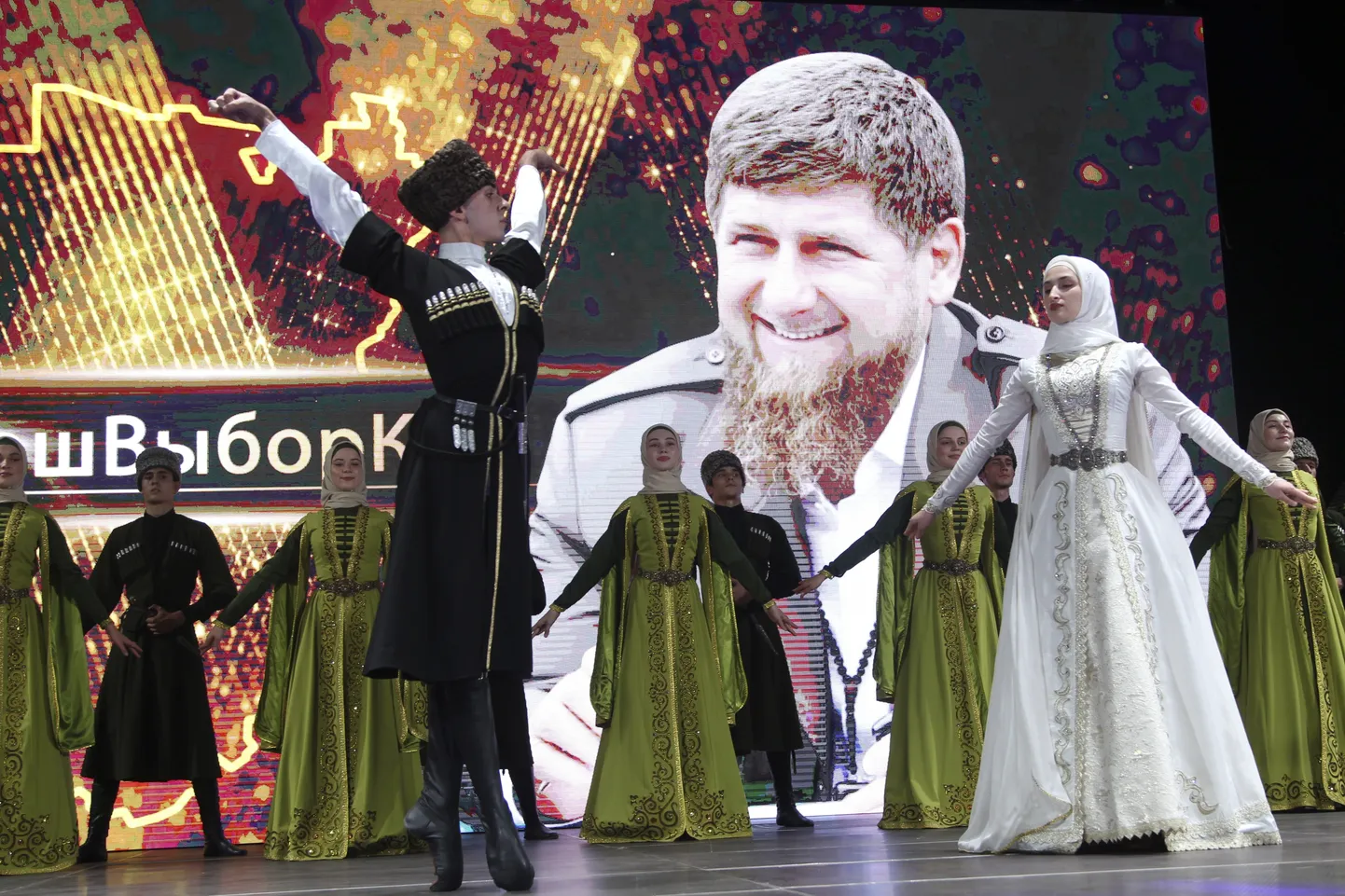 Tšetšeenia rahvaansambli tantsijad üritusel, kus tähistati Ramzan Kadõrovi n-ö tagasivalimist 2021. aastal.